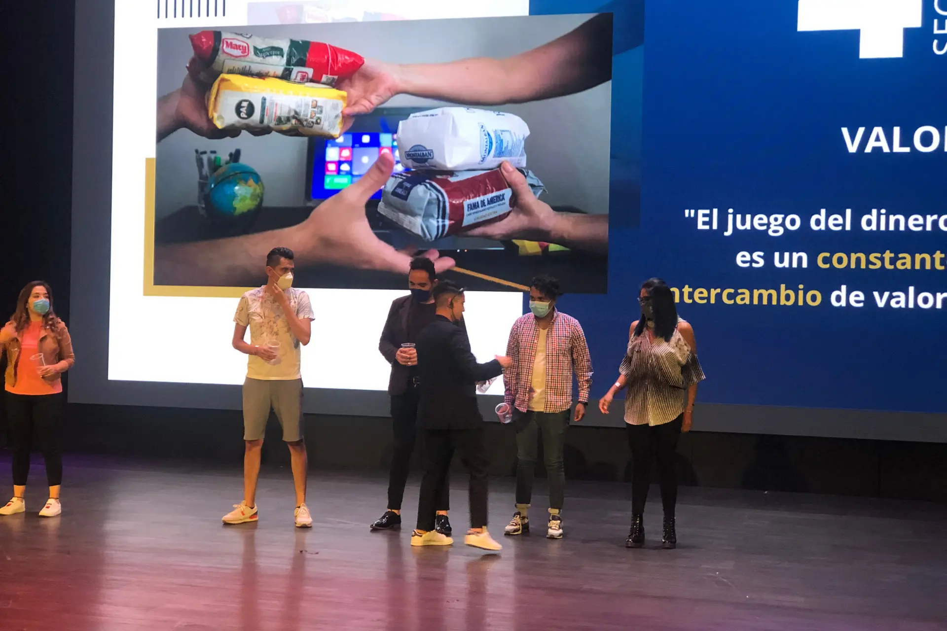 Dinámica en grupo sobre el escenario